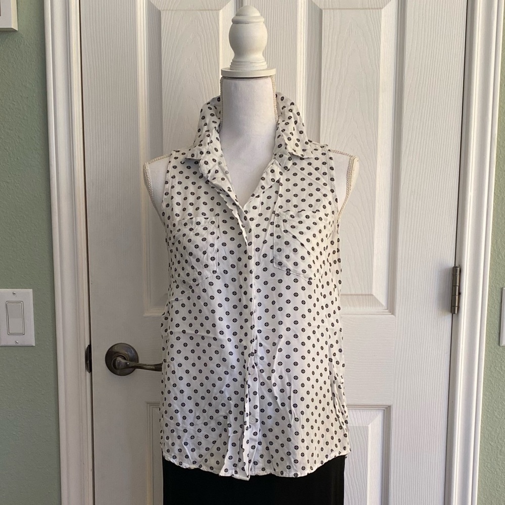 Patterned sleeveless top with breast pocket and back slit